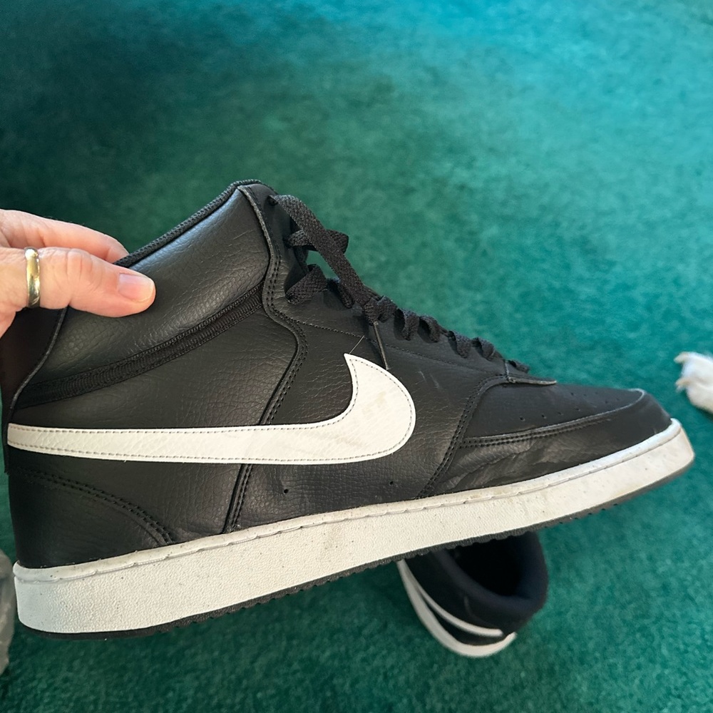 NWOT Nike high top tennis shoes. Worn 1 time.